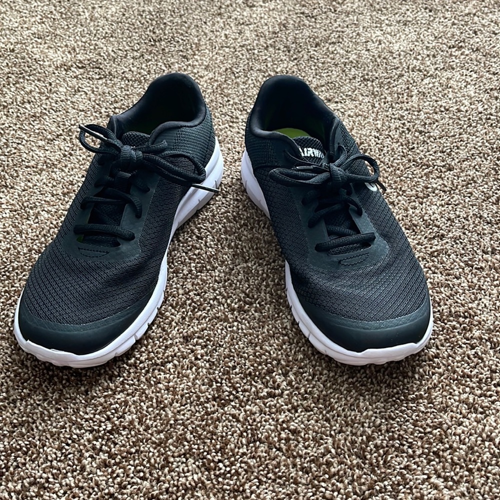 AIR WALK TENNIS SHOES